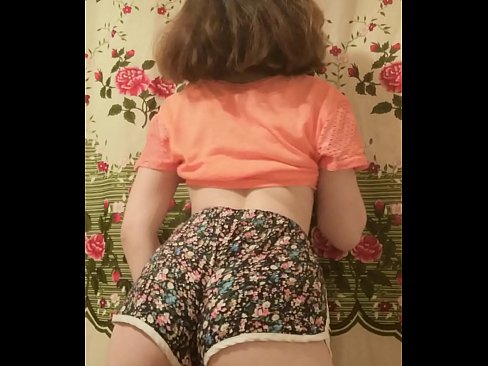 ❤️ Dhallaan yar oo sexy ah oo iska siibaysa surwaalka gaaban ee kamarada Muqaal dabada %so.hentai-menu.ru ️❤